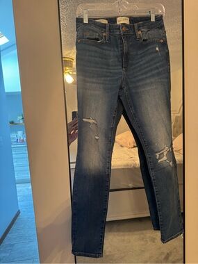 Universal Thread Dark Blue Distressed Women’s Jeans